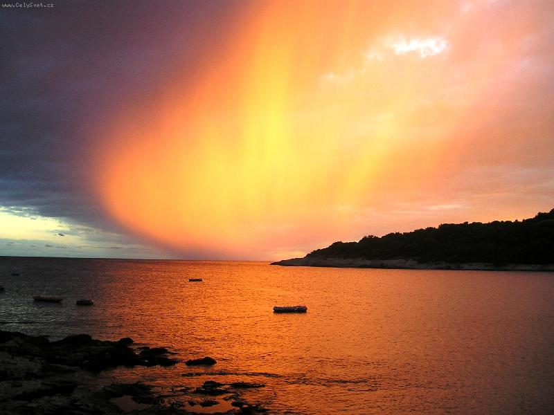 Foto: Mo�e v plamenech