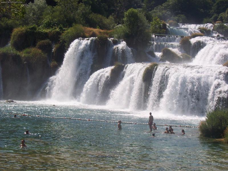 Foto: N�RODN� PARK KRKA-Vodop�dy st�kaj�c� do jez�rka