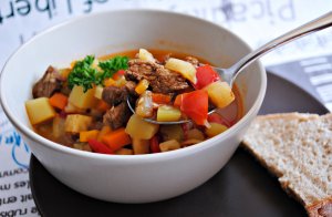 Recept online: Bramborov� rag�: Brambory se zeleninou, rybou, klob�sou, ko�en�m, kapari a smetanou 