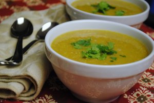 Recept online: �o�kov� pol�vka: Vydatn� �o�kov� pol�vka pova�en� ve v�varu, se zeleninou, �esnekem a bylinkami