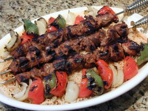 Recept online: Kebab z ku�ec�ho masa: Marinovan� kousky ku�ec�ho masa grilovan� na jehl�ch s kousky zeleniny a �ampiony