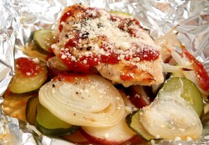 Recept online: Ku�e po italsku: Kousky ku�ec�ho masa s tymi�nem a �alv�j�, zape�en� se slaninou, zeleninou a �erven�m v�nem