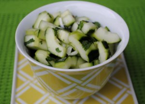 Recept online: Letn� okurkov� sal�t s koprem: Osv�uj�c� letn� sal�t: nakr�jen� okurkov� pl�tky se z�livkou posypan� koprem