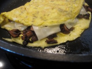 Recept online: Omeleta s hermel�nem a houbami: Pikantn� omelety s houbovou sm�s�  a hermel�nem