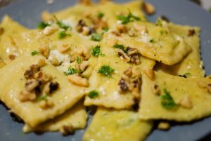 Recept online: Ravioly s o�echy a smetanovou om��kou: Ravioly pln�n� s�rem v om��ce z gorgonzoly, smetany a o�ech�