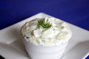Recept online: �eck� tzatziki: Letn� chladiv� p�edkrm z okurky, jogurtu, olivov�ho oleje,�esneku a ko�en� pod�van� s b�lou vekou