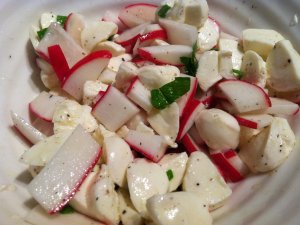 Recept online: �edkvi�kov� sal�t s vejci: Vitam�nov� sal�t z �edkvi�ek, pa�itky a mozzarelly  se z�livkou a vaje�nou p��lohou