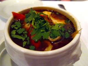 Recept online: Ryb� pol�vka s paprikou: V��ivn� a pikantn� pol�vka  s ryb�m masem va�en�m ve v�varu a b�l�m v�n�, s kousky papriky