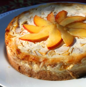 Recept online: Slavnostn� pudinkov� m�sa: Dezert z pi�kot� vrstven�ch s broskvemi, lik�rem, pudinkem a �leha�kou, zdoben� nasekan�mi mandlemi