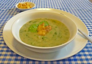 Recept online: �pen�tov� pol�vka s kuskusem a fetou: Pol�vka z v�varu se �pen�tem a kuskusem ochucen� smetanou a s�rem feta