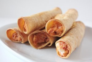 Recept online: Tortilly s ku�ec�m masem: Tortilly svinut� do kornoutu, napln�n� sm�s� pikantn�ho ku�ec�ho masa, kuku�ice, paprik a avok�da