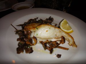 Recept online: Treska na v�n�: Sm�s ze sma�en�ch li�ek, kousk� ryb, parmsk� �unky v om��ce z �erven�ho v�na  