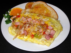 Recept online: Vaje�n� omeleta s bramborem a grilovanou zeleninou: V��ivn� a chutn� bezmas� pokrm - omeleta z vajec, brambor a grilovan� zeleniny
