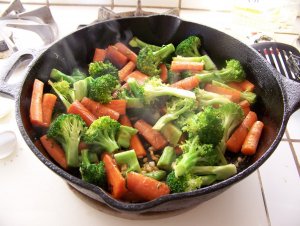 Recept online: Zeleninov� p�nev s mandlemi a olivami: Restovan� zimn� zelenina s olivami a mandlemi